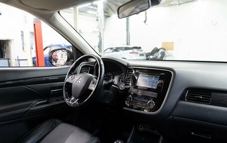 Mitsubishi Outlander III рестайлинг 3, 2016 год, 1 999 000 рублей, 18 фотография