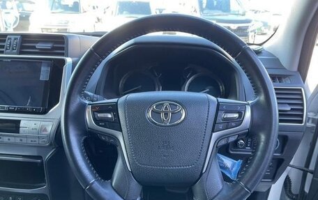 Toyota Land Cruiser Prado 150 рестайлинг 2, 2019 год, 3 214 000 рублей, 11 фотография