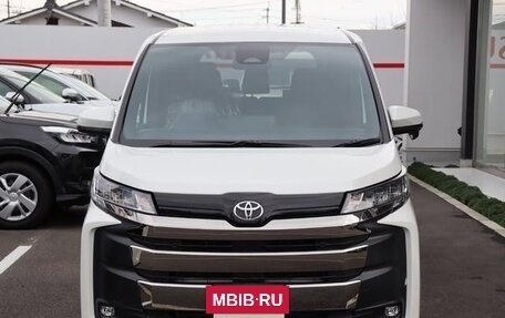 Toyota Noah, 2024 год, 4 100 000 рублей, 2 фотография
