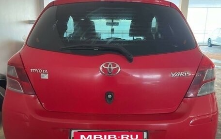 Toyota Yaris III рестайлинг, 2010 год, 630 000 рублей, 2 фотография