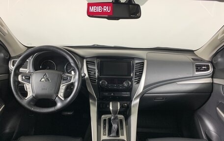 Mitsubishi Pajero Sport III рестайлинг, 2017 год, 3 200 000 рублей, 13 фотография