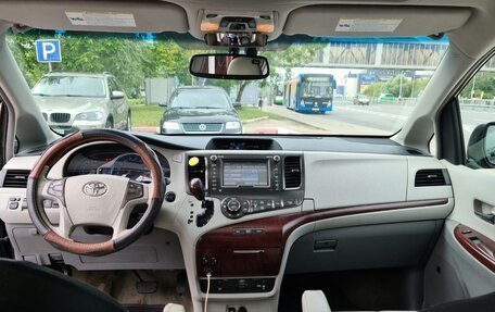 Toyota Sienna III, 2013 год, 2 150 000 рублей, 10 фотография