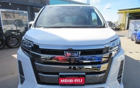 Toyota Noah III, 2018 год, 1 759 000 рублей, 2 фотография