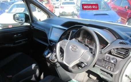 Toyota Noah III, 2018 год, 1 759 000 рублей, 12 фотография