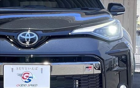 Toyota C-HR I рестайлинг, 2023 год, 2 500 000 рублей, 3 фотография