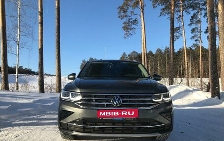 Volkswagen Tiguan II, 2021 год, 3 860 000 рублей, 2 фотография