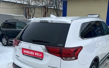 Mitsubishi Outlander III рестайлинг 3, 2018 год, 2 600 000 рублей, 5 фотография