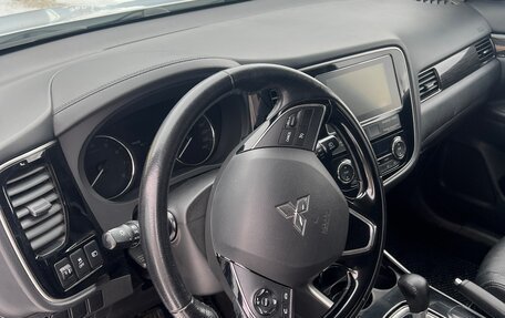 Mitsubishi Outlander III рестайлинг 3, 2018 год, 2 600 000 рублей, 14 фотография