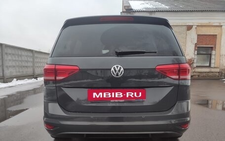 Volkswagen Touran III, 2017 год, 1 950 000 рублей, 3 фотография