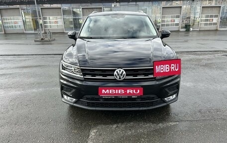 Volkswagen Tiguan II, 2017 год, 2 715 000 рублей, 2 фотография
