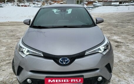 Toyota C-HR I рестайлинг, 2018 год, 2 600 000 рублей, 9 фотография