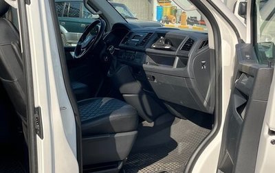 Volkswagen Caravelle T6 рестайлинг, 2018 год, 4 000 000 рублей, 1 фотография