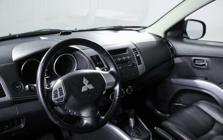 Mitsubishi Outlander III рестайлинг 3, 2010 год, 1 690 000 рублей, 14 фотография