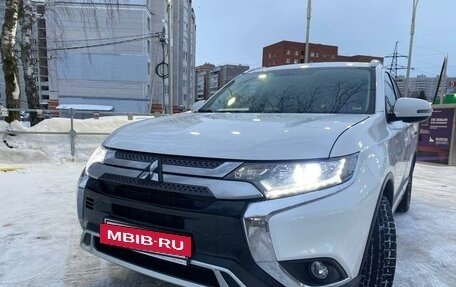 Mitsubishi Outlander III рестайлинг 3, 2018 год, 2 549 900 рублей, 10 фотография