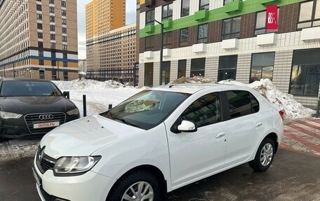 Renault Logan II, 2017 год, 900 000 рублей, 2 фотография