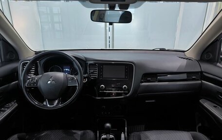 Mitsubishi Outlander III рестайлинг 3, 2020 год, 2 350 000 рублей, 5 фотография