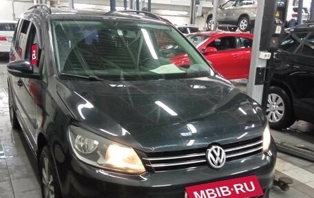Volkswagen Touran III, 2011 год, 1 132 000 рублей, 2 фотография