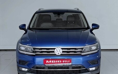 Volkswagen Tiguan II, 2018 год, 2 489 000 рублей, 2 фотография