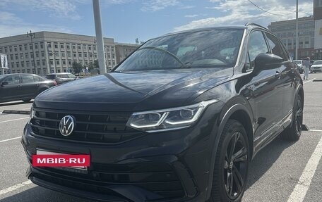 Volkswagen Tiguan II, 2021 год, 4 300 000 рублей, 2 фотография