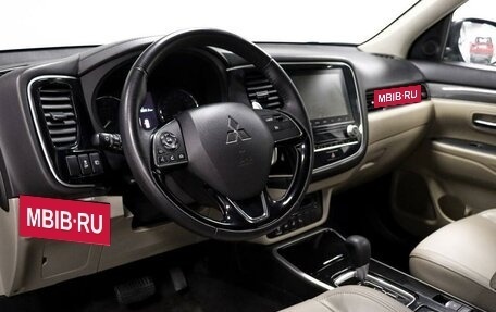 Mitsubishi Outlander III рестайлинг 3, 2020 год, 2 842 000 рублей, 15 фотография