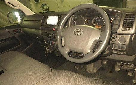 Toyota HiAce H200, 2017 год, 3 510 000 рублей, 7 фотография