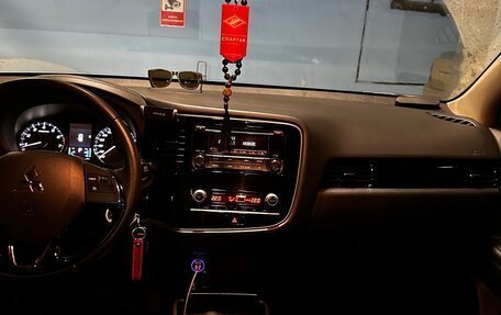 Mitsubishi Outlander III рестайлинг 3, 2020 год, 2 670 000 рублей, 7 фотография