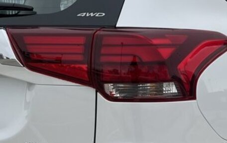 Mitsubishi Outlander III рестайлинг 3, 2022 год, 4 050 000 рублей, 4 фотография