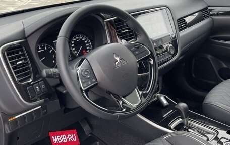Mitsubishi Outlander III рестайлинг 3, 2022 год, 4 050 000 рублей, 12 фотография