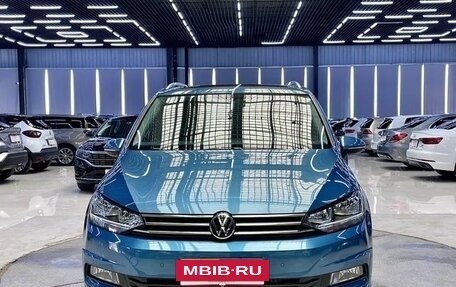 Volkswagen Touran III, 2021 год, 2 800 000 рублей, 2 фотография