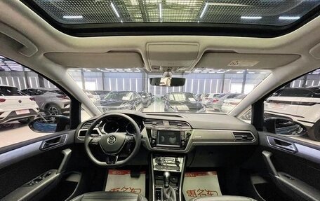 Volkswagen Touran III, 2021 год, 2 800 000 рублей, 10 фотография