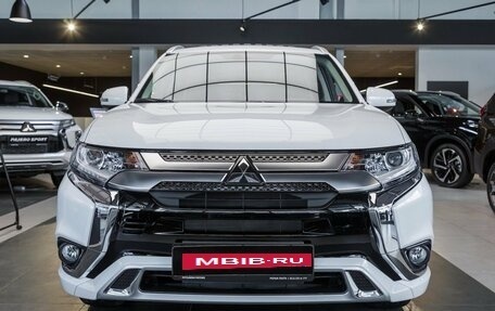 Mitsubishi Outlander III рестайлинг 3, 2022 год, 2 900 000 рублей, 2 фотография