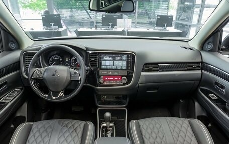 Mitsubishi Outlander III рестайлинг 3, 2022 год, 2 900 000 рублей, 16 фотография