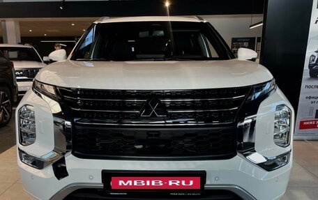 Mitsubishi Outlander, 2023 год, 4 600 000 рублей, 2 фотография