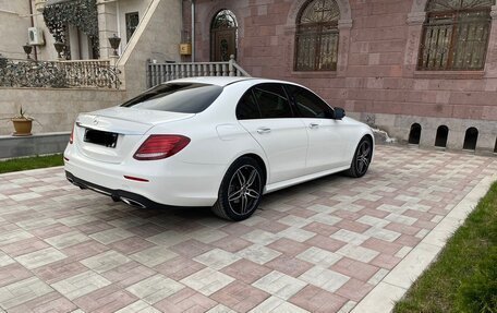 Mercedes-Benz E-Класс, 2019 год, 4 000 000 рублей, 3 фотография