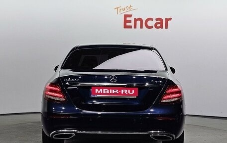 Mercedes-Benz E-Класс, 2019 год, 2 750 000 рублей, 3 фотография