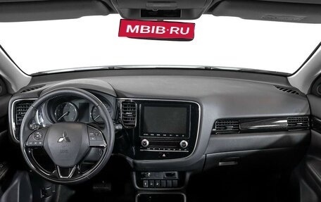 Mitsubishi Outlander III рестайлинг 3, 2022 год, 3 350 000 рублей, 13 фотография