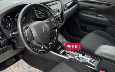 Mitsubishi Outlander III рестайлинг 3, 2019 год, 2 350 000 рублей, 8 фотография