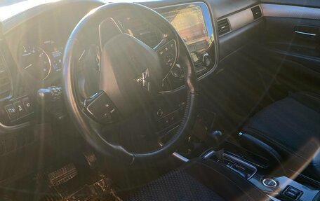Mitsubishi Outlander III рестайлинг 3, 2018 год, 2 200 000 рублей, 10 фотография
