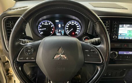 Mitsubishi Outlander III рестайлинг 3, 2017 год, 2 099 000 рублей, 8 фотография