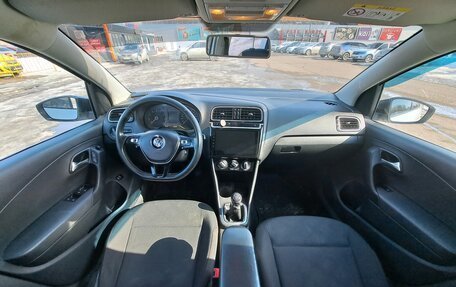 Volkswagen Polo VI (EU Market), 2017 год, 950 000 рублей, 25 фотография