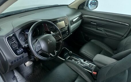 Mitsubishi Outlander III рестайлинг 3, 2017 год, 1 990 000 рублей, 13 фотография