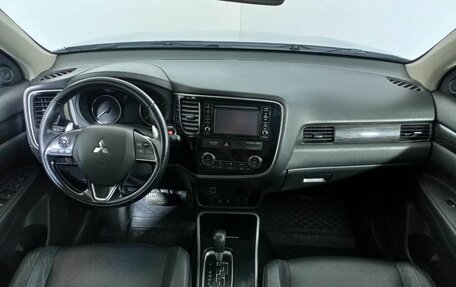Mitsubishi Outlander III рестайлинг 3, 2017 год, 1 990 000 рублей, 20 фотография