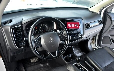 Mitsubishi Outlander III рестайлинг 3, 2015 год, 2 100 000 рублей, 9 фотография