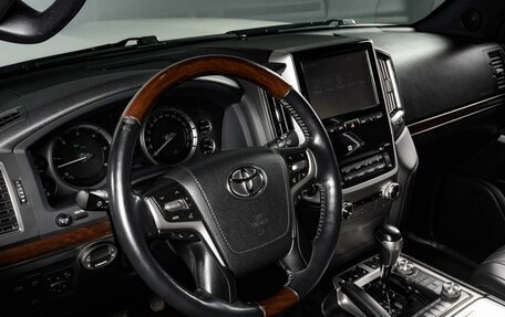 Toyota Land Cruiser 200, 2017 год, 5 999 000 рублей, 9 фотография