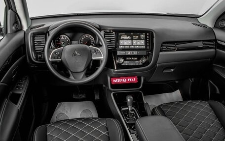 Mitsubishi Outlander III рестайлинг 3, 2022 год, 3 255 000 рублей, 6 фотография