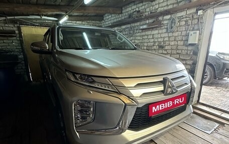 Mitsubishi Pajero Sport III рестайлинг, 2022 год, 5 600 000 рублей, 3 фотография