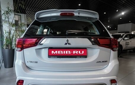 Mitsubishi Outlander III рестайлинг 3, 2022 год, 3 215 000 рублей, 6 фотография