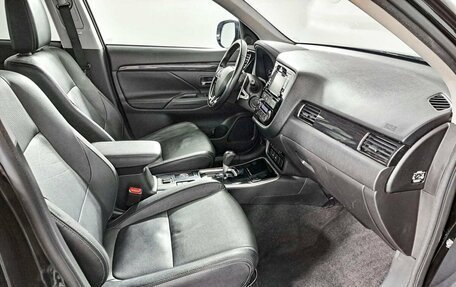 Mitsubishi Outlander III рестайлинг 3, 2017 год, 2 379 000 рублей, 11 фотография