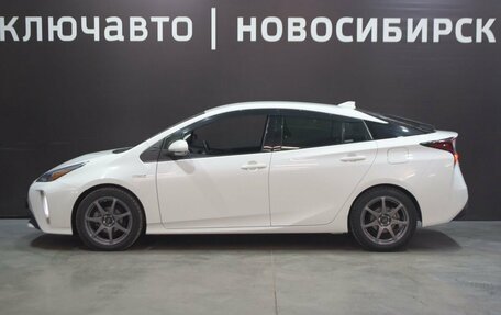 Toyota Prius IV XW50, 2019 год, 1 970 000 рублей, 8 фотография