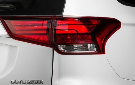 Mitsubishi Outlander III рестайлинг 3, 2022 год, 3 300 000 рублей, 3 фотография